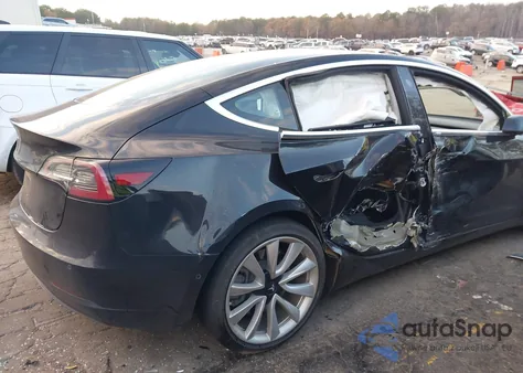 2018 Tesla Model 3 Long Range/Mid Range z USA, uszkodzony, nr VIN 5YJ3E1EA0JF071126